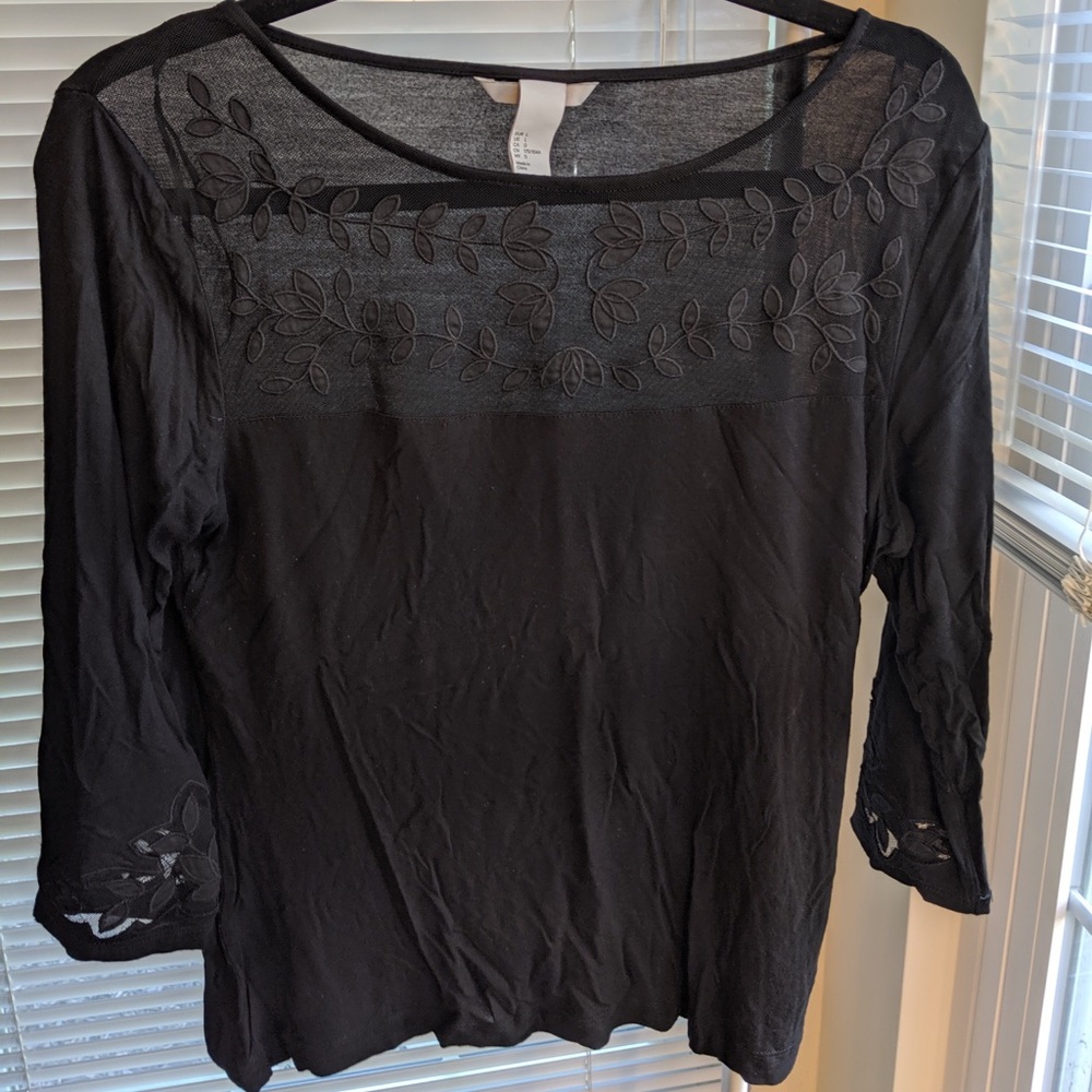 Black 3/4-sleeve top w/leaf detailing